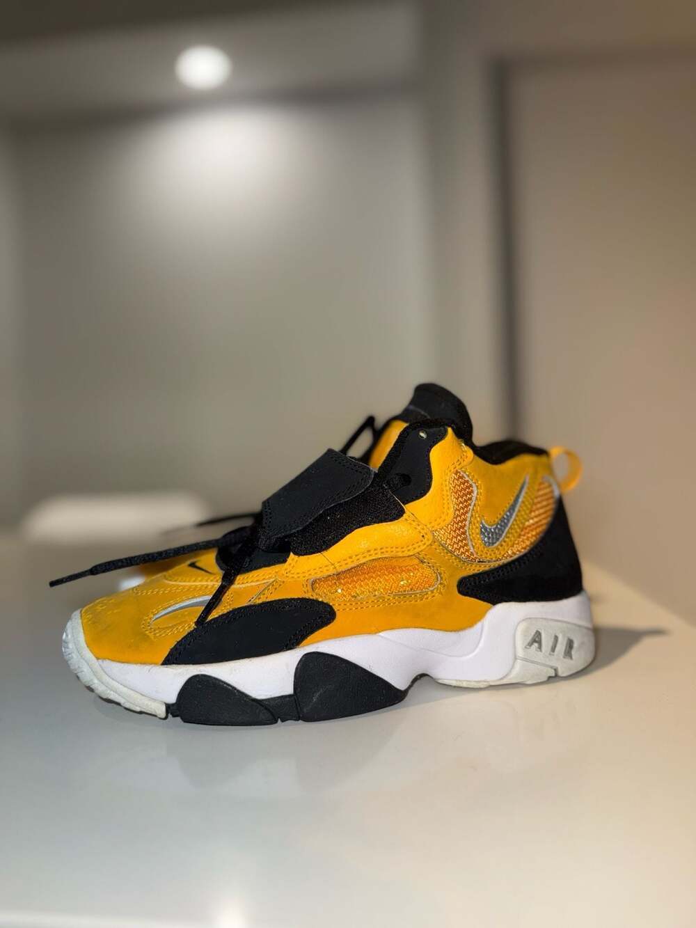 Nike Air Speed Turf University Gold Black White GS Size 4Y